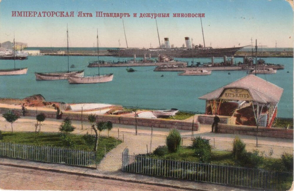 Императорская яхта «Штандарт» и дежурные миноноски. Начало XX века